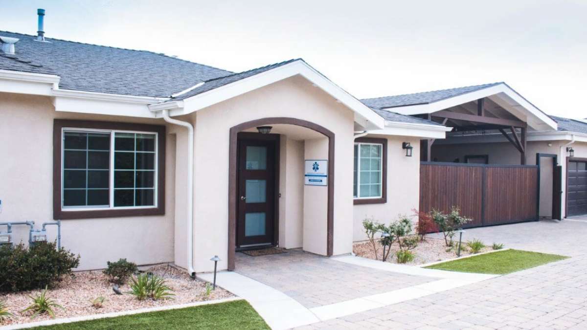 Front view of the Experience Recovery treatment center, where patients can engage in relapse prevention programs during recovery